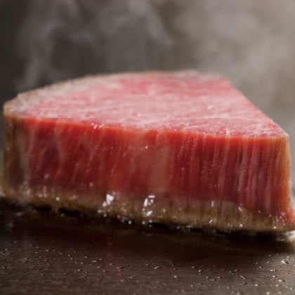 鉄板で焼かれているステーキの写真